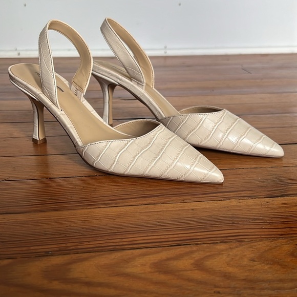 Ann Taylor Chic Classic Pointy Toe Cream Leather Croc-Pattern Slingback Heels 6 - Picture 3 of 10